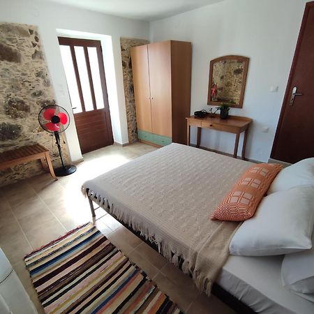Grandma Agatha & Virginia'S Stonehouse Apartment Kefalion ห้อง รูปภาพ