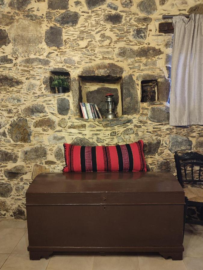 Grandma Agatha & Virginia'S Stonehouse Apartment Kefalion ภายนอก รูปภาพ