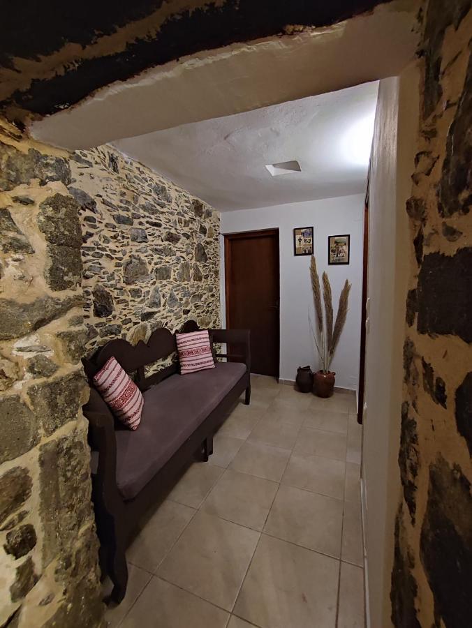 Grandma Agatha & Virginia'S Stonehouse Apartment Kefalion ภายนอก รูปภาพ
